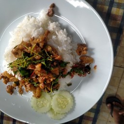 ข้าวราดกะเพราเนื้อ