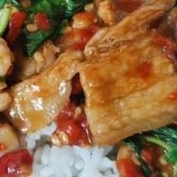 กะเพราหมูสามชั้น