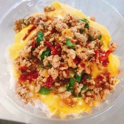 ข้าวกะเพราผัดพริกแห้ง+ไข่ข้น