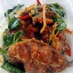 ผัดพริกแกงปลาดุกทอดกรอบ