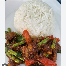ผัดพริกแกงหมูกรอบราดข้าว