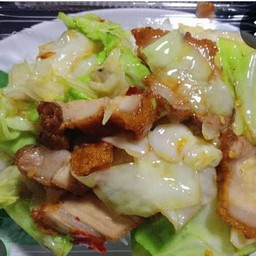 ผัดกระหล่ำปลีหมูกรอบราดข้าว