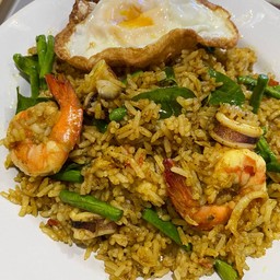ข้าวผัดเครื่องแกงทะเล