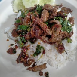 ข้าวกระเพราเครื่องในไก่