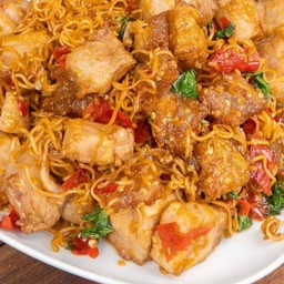 กระเพรามาม่าผััดหมูกรอบ