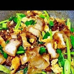ผัดชีอิ้วหมูกรอบ