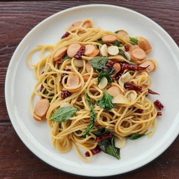 สปาเก็ตตี้พริกแห้ง ไส้กรอก