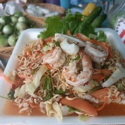 ยำมาม่าทะเล+หมูสับ