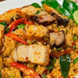ข้าวผัดต้มยำหมูกรอบ