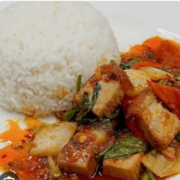 ผัดพริกเผาหมูกรอบราดข้าว