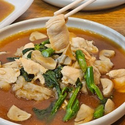 [อร่อยซ่ากับโค้ก] L69 ราดหน้าไก่ +  โค้กไม่มีน้ำตาล  (ขวด)