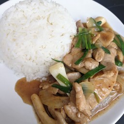 หมูผัดน้ำมันหอยราดข้าว