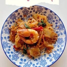 Spicy Stir Fried Flat Noodle With Shrimp
