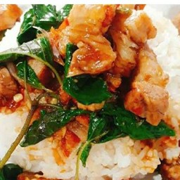 ผัดกระเพราหมูกรอบราดข้าว