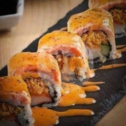Salmon spicy roll (8 please )