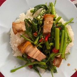 ข้าวผัดผักบุ้งหมูกรอบ
