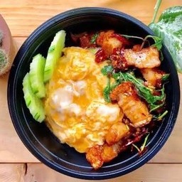 กะเพราหมูสามชั้นทอดไข่ข้น