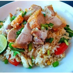 ข้าวผัดหมูกรอบ