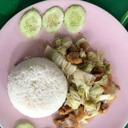 ผัดผักกาดขาวหมูกรอบราดข้าว