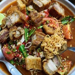 ยำมาม่าหมูกรอบ