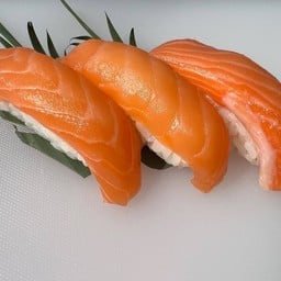 ข้าวปั้นหน้าแซลมอน 3 คำ