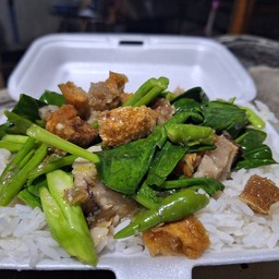 ข้าวราดคะน้าหมูกรอบ