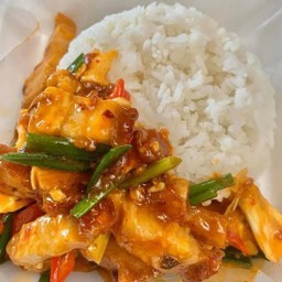 ผัดไข่เค็มหมูกรอบราดข้าว