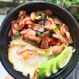 ข้าวกะเพราเบค่อน+ไส้กรอก+ไข่ดาว