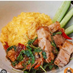ข้าวไข่ข้นกระเพราหมูกรอบ