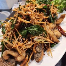 ปลากระพงทอดสมุนไพร