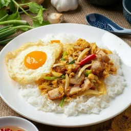 ผัดผงกะหรี่หมูกรอบราดข้าว