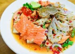 ยำเดือด สามสหาย (กุ้ง +แซลมอน+ปูม้า)