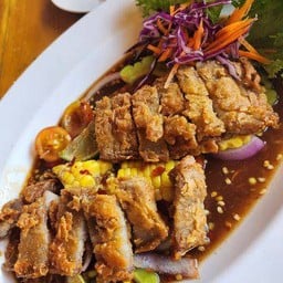 ยำสามชั้นทอด