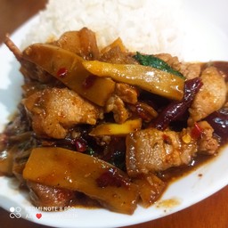 ผัดหน่อไม้ ราดข้าว (เลือกเนื้อสัตว์ด้านใน)