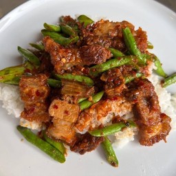 พริกแกงหมูกรอบ