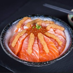 Salmon Combo Don ข้าวหน้าแซลมอนรวมราดซอสมิโซะ