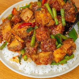 พริกแกงหมูกรอบราดข้าว