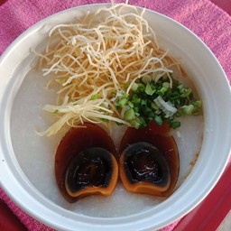โจ๊กหมูหมี่กรอบ ไข่เยี่ยวม้า