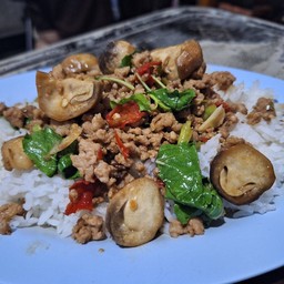 ข้าวราดกะเพราหมูเห็ดฟาง