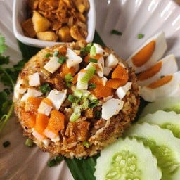 ข้าวผัดไข่เค็มน้ำพริกกากหมู