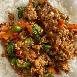 ผัดกระเพราวุ้นเส้น (ราดข้าว)