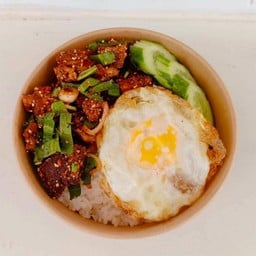 ข้าวหมูกรอบคลุกฝุ่น