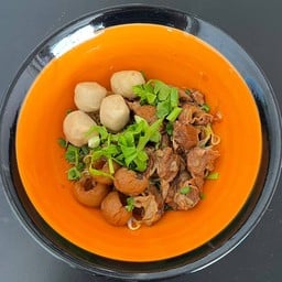 ก๋วยเตี๋ยวหมูตุ๋นลำไย