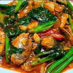 ผัดคะน้าปลากระป๋อง กับข้าว