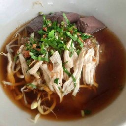 ก๋วยเตี๋ยวไก่ฉีกลูกชิ้นยักษ์