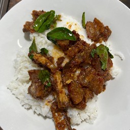 พริกแกงหมูกรอบ