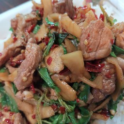 กะเพราหมูแดดเดียวราดข้าว