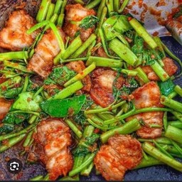 ผัดพริกเเกงผักบุ้งหมูกรอบ ราดข้าว