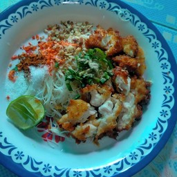 ก๋วยเตี๋ยวแห้งเส้นหมี่ไก่ทอด