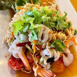 ยำมาม่าหมูสับหมึกกุ้งไทย